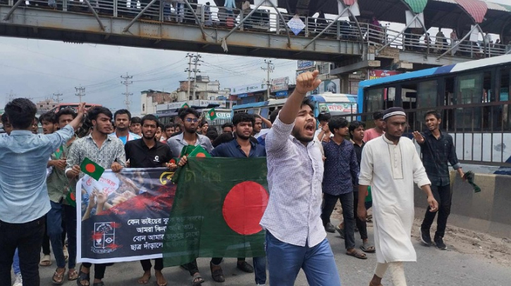 সোনারগাঁয়ে ঢাকা-চট্টগ্রাম মহাসড়কে শিক্ষার্থীরা, ছাত্রলীগের ধাওয়া