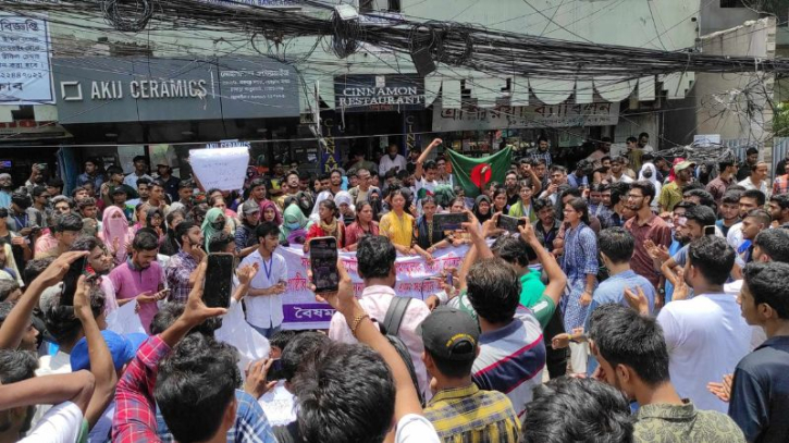 ছাত্রলীগের হামলার প্রতিবাদে নারায়ণগঞ্জে শিক্ষার্থীদের বিক্ষোভ 