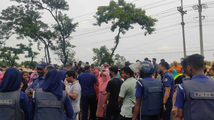 বকেয়ার দাবিতে টোটাল ফ্যাশনের শ্রমিকদের মহাসড়ক অবরোধ